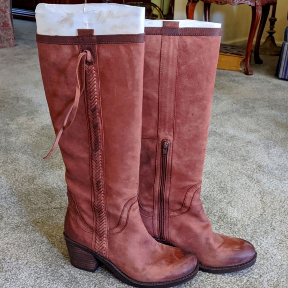 Nine West Vintage America Collection Boots size 9.5M. Worn once.Dark Brown suede